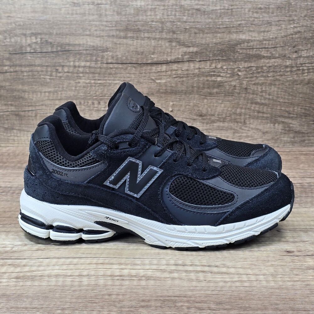 New Balance 2002R Men's Size 6 Women's Size 7.5 Black Sneakers (GC2002BK)